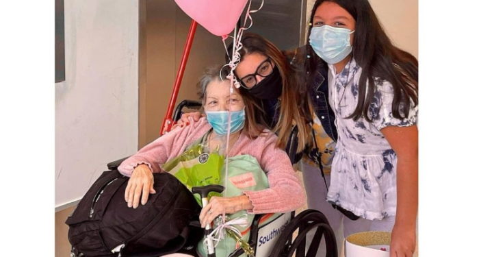 Migrante venezolana que cruzó cargada el río Grande ya está con su familia