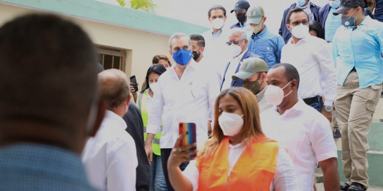 Presidente Abinader considera que la jornada especial de vacunación comunitaria es ejemplo a seguir