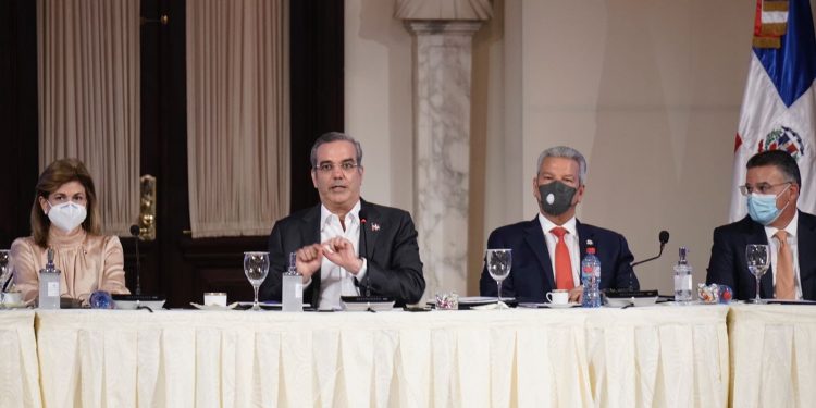 Abinader afirma que alza de precios se debe a factores exclusivamente externos; busca consenso