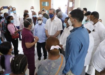 Presidente Abinader en Hospital de Pedernales: «Voy a mandar ventiladores para acá»