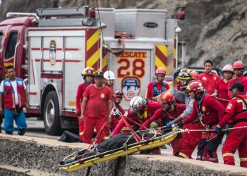 Al menos 15 muertos al caer autobús en un abismo cerca de Nasca