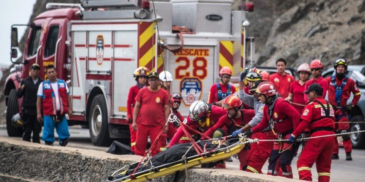 Al menos 15 muertos al caer autobús en un abismo cerca de Nasca