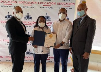 Realizan acto de reconocimiento a educadores de Monte Plata