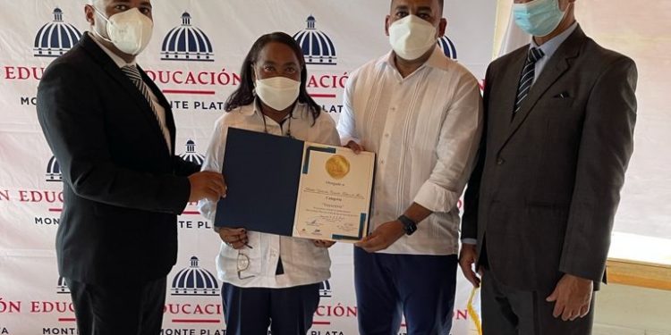 Realizan acto de reconocimiento a educadores de Monte Plata