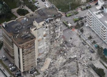 Un muerto y más de 50 desaparecidos tras derrumbe de edificio en Florida