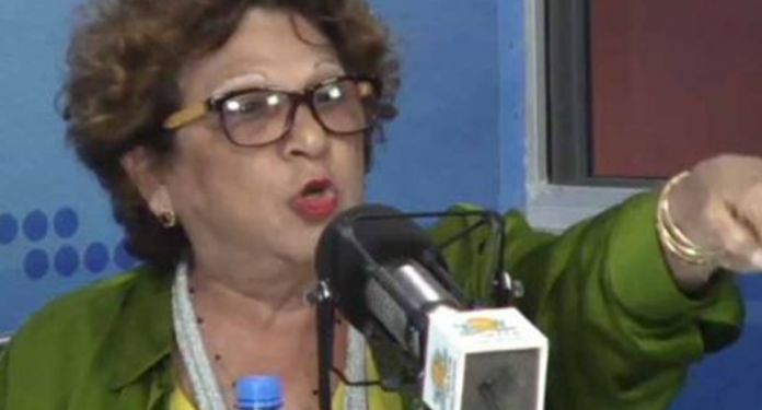 Desmontan de un avión a Consuelo Despradel