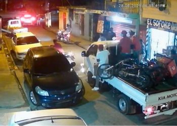 Policía apresa a tres individuos implicados en despojos de motocicletas en Villa Duarte