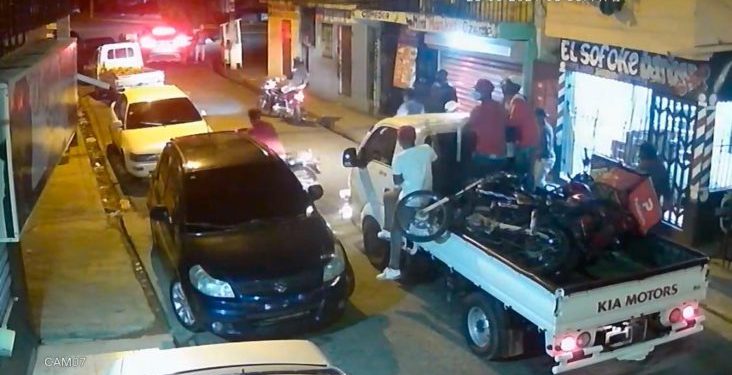 Policía apresa a tres individuos implicados en despojos de motocicletas en Villa Duarte