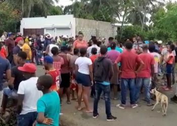 Protestan por arreglo de carretera y otras demandas en Los Botados, Yamasá