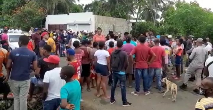 Protestan por arreglo de carretera y otras demandas en Los Botados, Yamasá