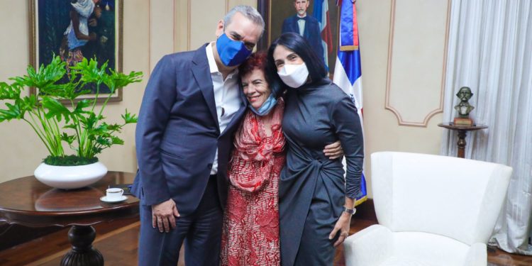 Presidente Abinader y primera dama reciben a la hija de Charles Chaplin