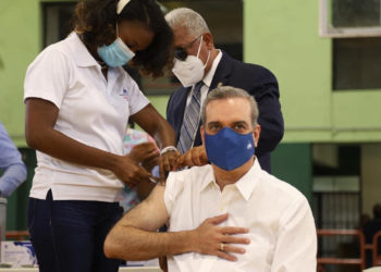 Presidente Abinader recibe tercera dosis de vacuna contra la COVID-19
