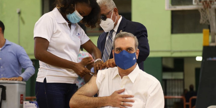 Presidente Abinader recibe tercera dosis de vacuna contra la COVID-19
