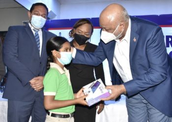 Ministerio de Educación entrega 55 mil equipos tecnológicos a estudiantes de San Pedro