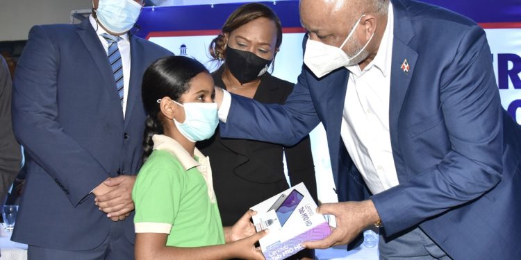 Ministerio de Educación entrega 55 mil equipos tecnológicos a estudiantes de San Pedro