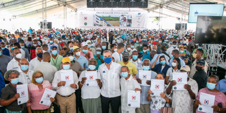 Luis Abinader entrega tres mil títulos de propiedad en el fin de semana