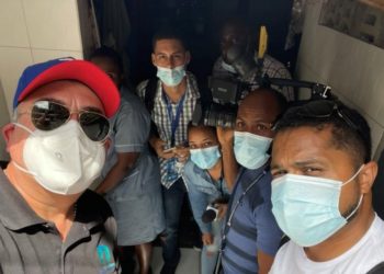 Haitianos atacan equipo de prensa de Telenoticias que cubría funeral de Jovenel Moïse