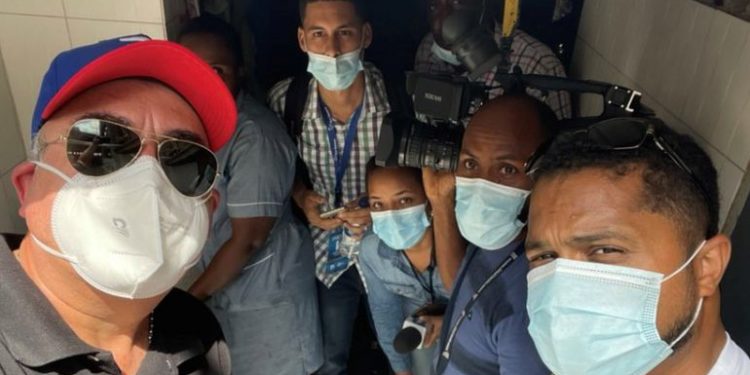 Haitianos atacan equipo de prensa de Telenoticias que cubría funeral de Jovenel Moïse