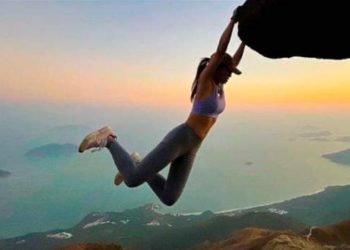 Influencer muere trágicamente tras intentar tomarse una selfie en un acantilado