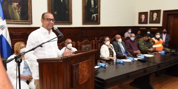 MOPC apoya con equipos y personal al operativo de vacunación en Santiago