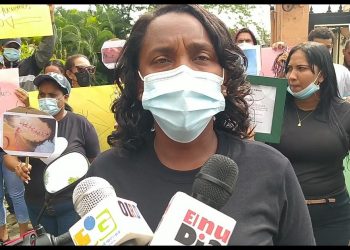 Familiares de joven herido de gravedad en Cotui realizan vigilia en fiscalía pidiendo justicia