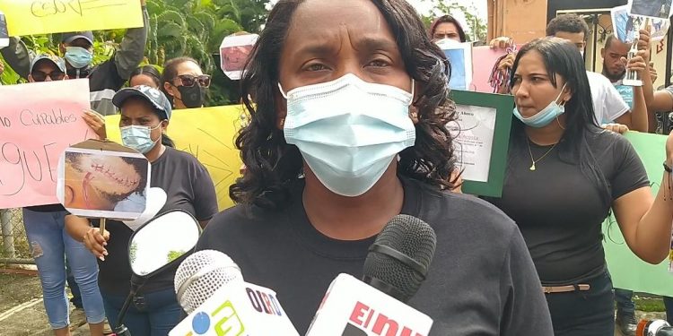 Familiares de joven herido de gravedad en Cotui realizan vigilia en fiscalía pidiendo justicia