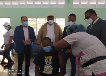 Autoridades supervisan centros de vacunación en Yamasá