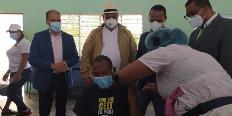 Autoridades supervisan centros de vacunación en Yamasá