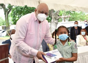 Ministro Roberto Fulcar encabeza entrega de 54,112 equipos tecnológicos en Villa Mella