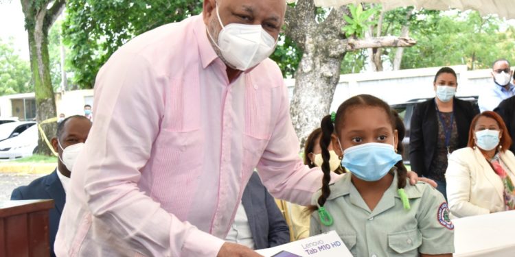 Ministro Roberto Fulcar encabeza entrega de 54,112 equipos tecnológicos en Villa Mella