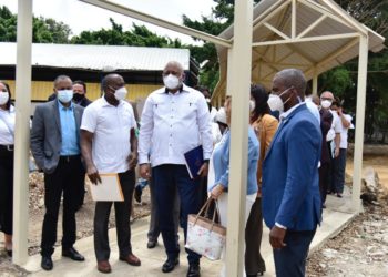 Ministro de educación pasa revista en Santiago a tareas para finalizar año escolar