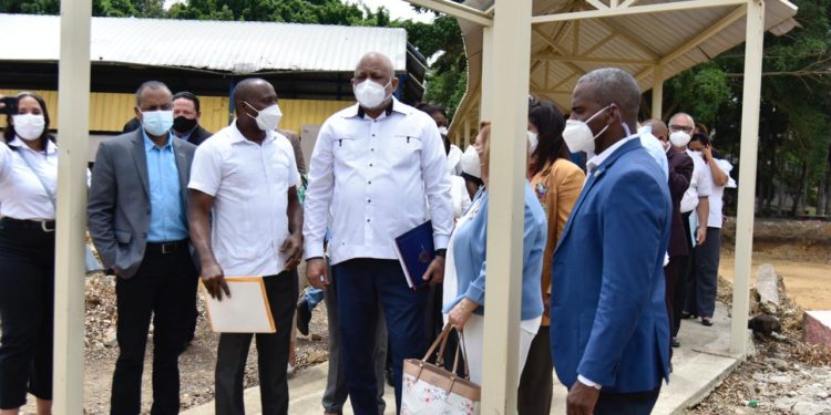 Ministro de educación pasa revista en Santiago a tareas para finalizar año escolar