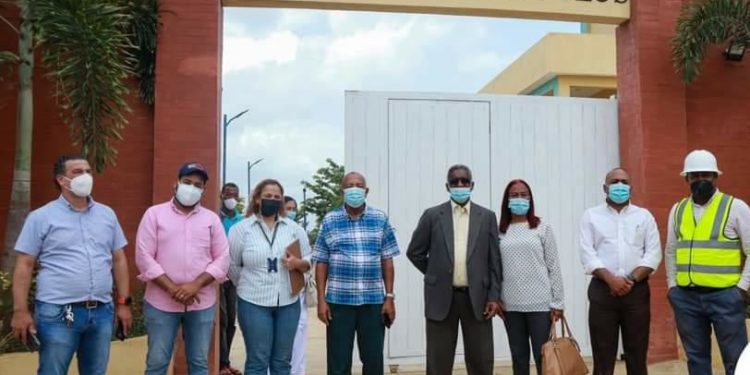 Autoridades educativas de Monte Plata reciben llaves de plantel escolar