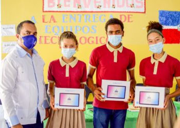 Ministerio de Educación entrega 17,873 equipos tecnológicos a estudiantes de Samaná