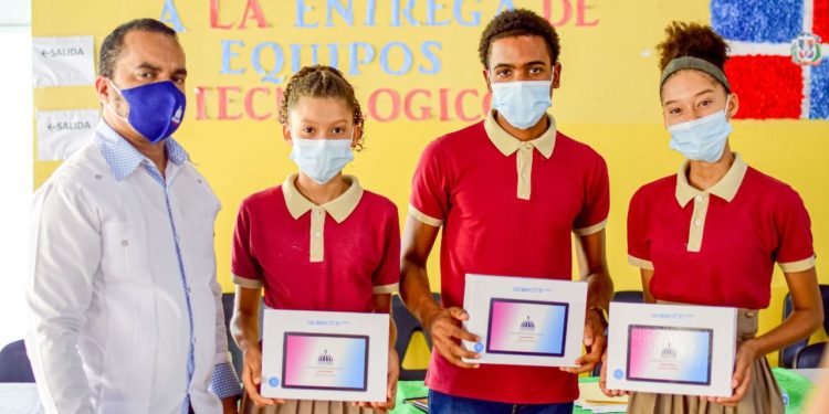Ministerio de Educación entrega 17,873 equipos tecnológicos a estudiantes de Samaná