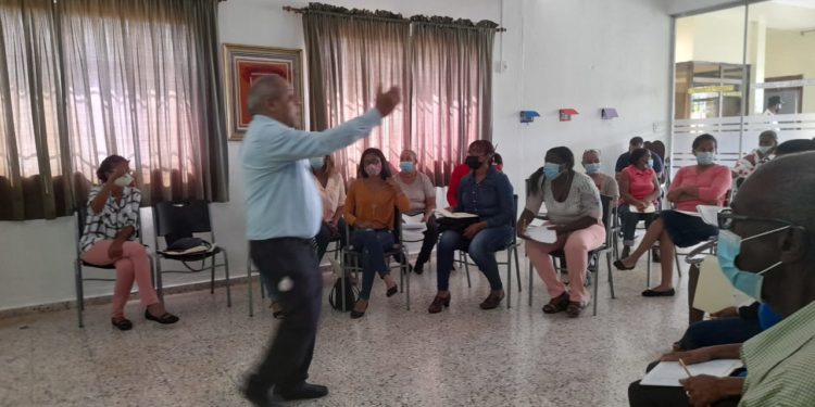 Alcaldía de Bayaguana y la OSAM inician taller a mujeres campesinas
