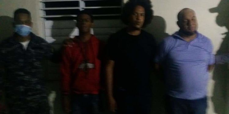 Varios detenidos por robo en supermercado de Bayaguana