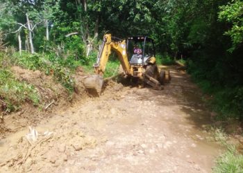 Inician reparación de camino en Bayaguana