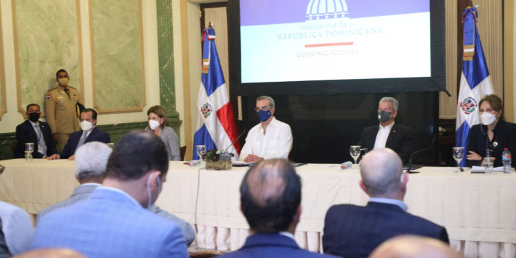 Abinader se reúne con gabinete de gobierno para evaluar el programa de vacunación y otros proyectos iniciados en la presente gestión