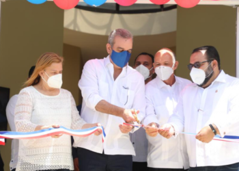 Gobierno reanuda construcción acueducto de Tireo y entrega centro tecnológico