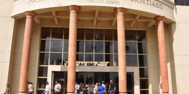 Imponen medidas de coerción a asaltantes que mataron a un hombre y balearon a esposa en tienda de celulares