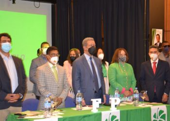 Leonel Fernández se reúne con cientos de dirigentes de Europa