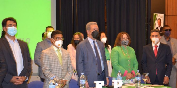 Leonel Fernández se reúne con cientos de dirigentes de Europa