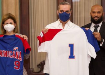 Abinader recibe equipo béisbol de Tokio 2020; peloteros solicitan un nuevo estadio