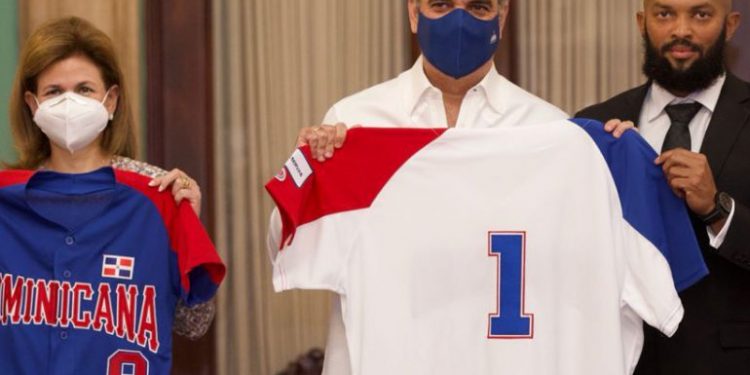 Abinader recibe equipo béisbol de Tokio 2020; peloteros solicitan un nuevo estadio