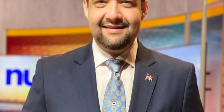 Economista sostiene no era necesario recurrir al pago con cheque para transparentar nómina pública