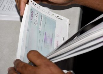 Gobierno pagará con cheques en todas sus instituciones
