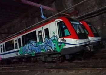 Pintan con grafiti dos trenes del metro de Santo Domingo