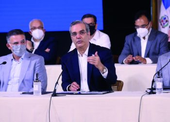 Gobierno congelará por un mes precios combustibles y anuncia otras medidas