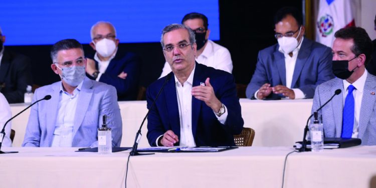 Gobierno congelará por un mes precios combustibles y anuncia otras medidas